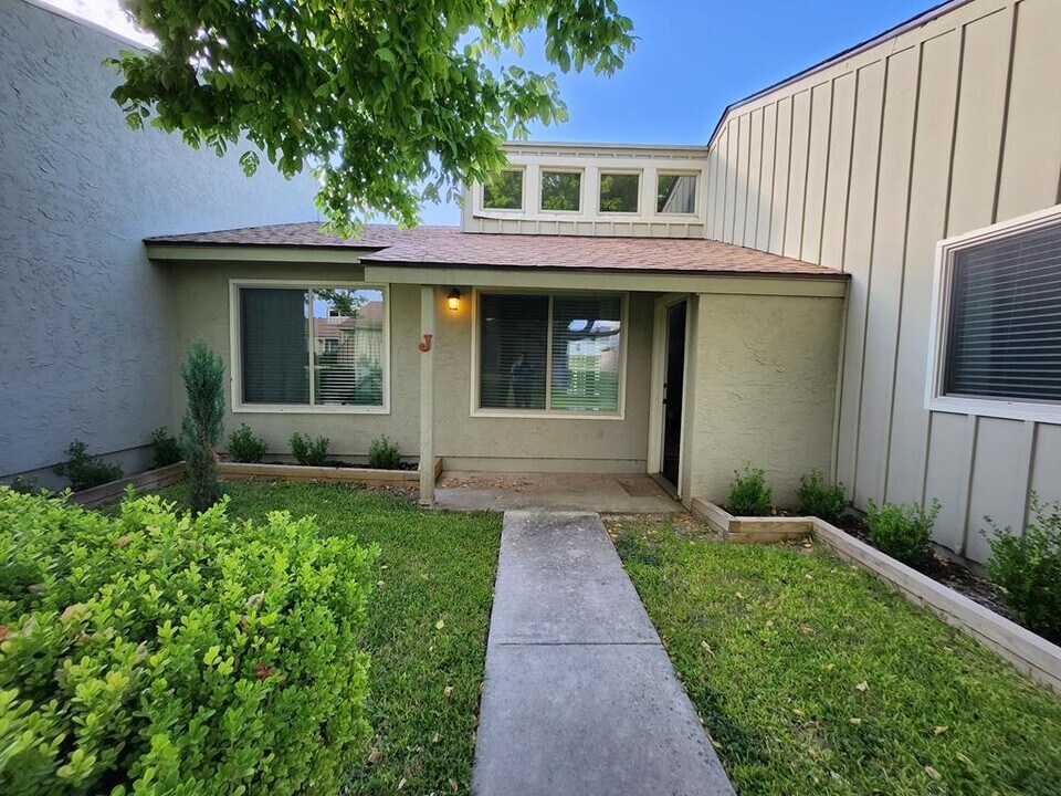 1901 Leslie Dr in Kerrville, TX - Building Photo