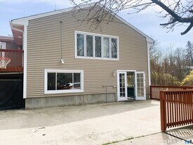 15 Coral Dr in Shelton, CT - Building Photo