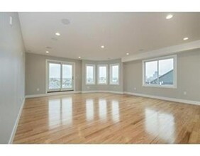 331 W Broadway in Boston, MA - Building Photo - Building Photo
