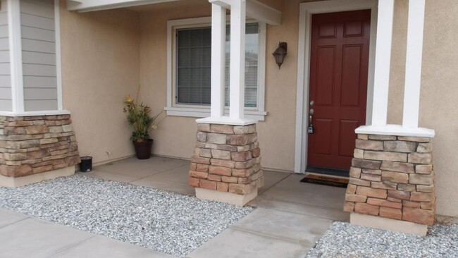 13035 Whispering Creek Way in Victorville, CA - Building Photo - Building Photo