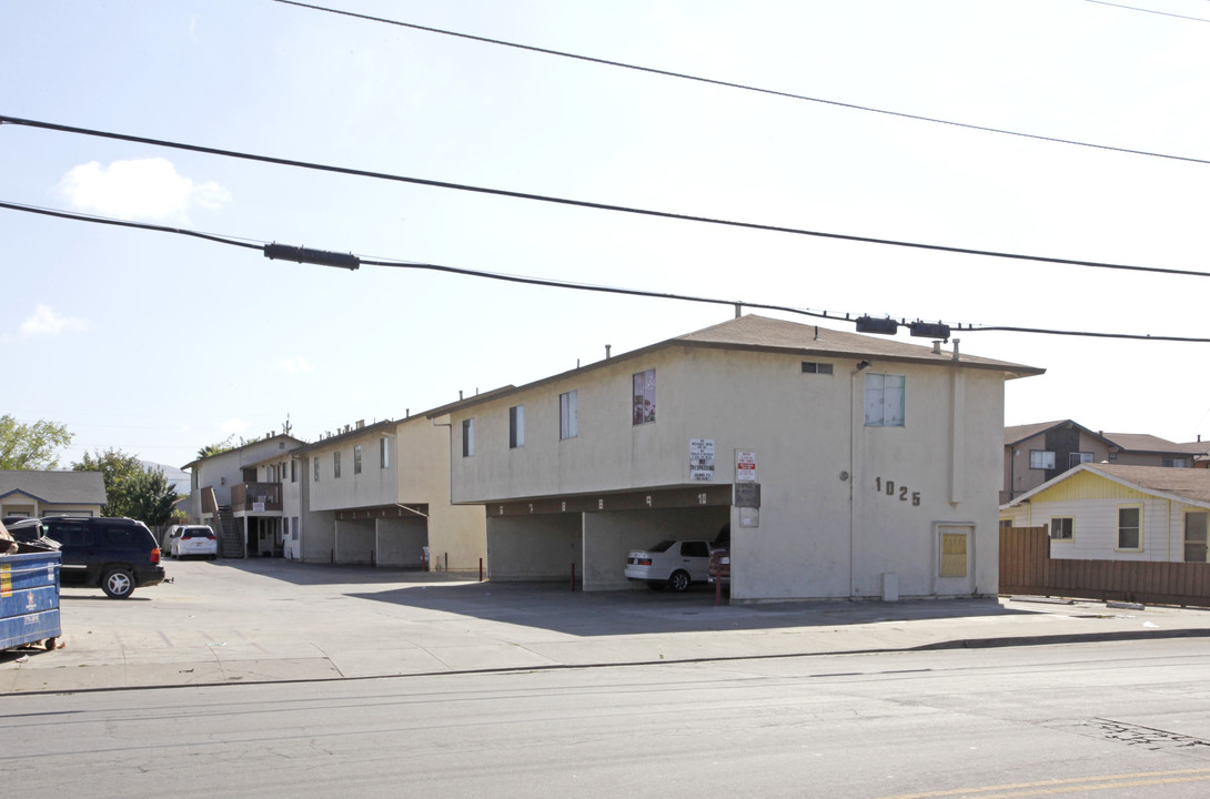 1025 E Laurel Dr in Salinas, CA - Building Photo