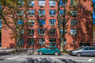The Trolley House in Brooklyn, NY - Foto de edificio - Building Photo
