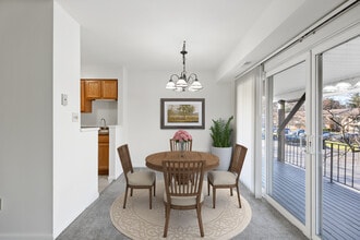 Whispering Pines in Queensbury, NY - Foto de edificio - Building Photo