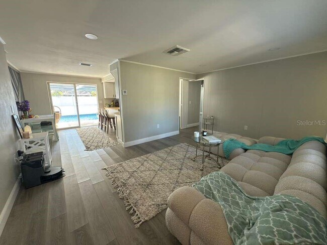 2021 Valley Dr in Dunedin, FL - Building Photo - Building Photo