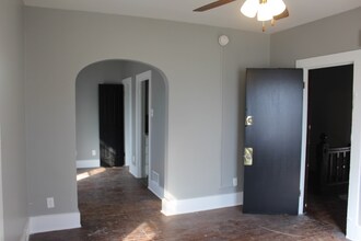 521 SW Tyler St-Unit -4 in Topeka, KS - Building Photo - Building Photo