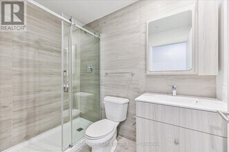 75-375 Canterbury Pl in Toronto, ON - Building Photo - Building Photo