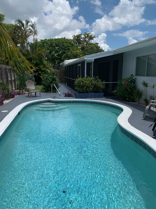 1700 NE 25th St in Wilton Manors, FL - Building Photo - Building Photo