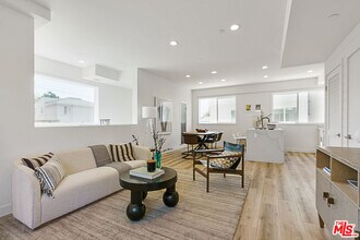 14651 W Sara Ln in Los Angeles, CA - Building Photo - Building Photo