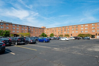 Yugo West Lafayette River Market in West Lafayette, IN - Foto de edificio - Building Photo
