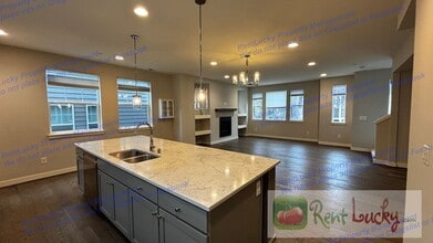23821 SE 45th Terrace in Issaquah, WA - Foto de edificio - Building Photo