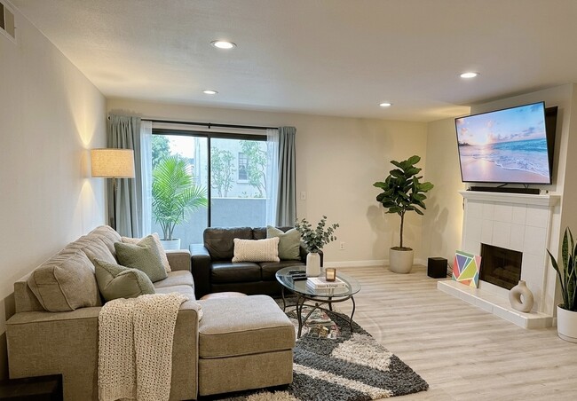 1940 N Highland Ave, Unit 27 in Los Angeles, CA - Building Photo - Building Photo