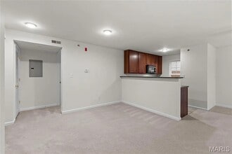 10200 Spring Creek Ln in O'Fallon, MO - Foto de edificio - Building Photo