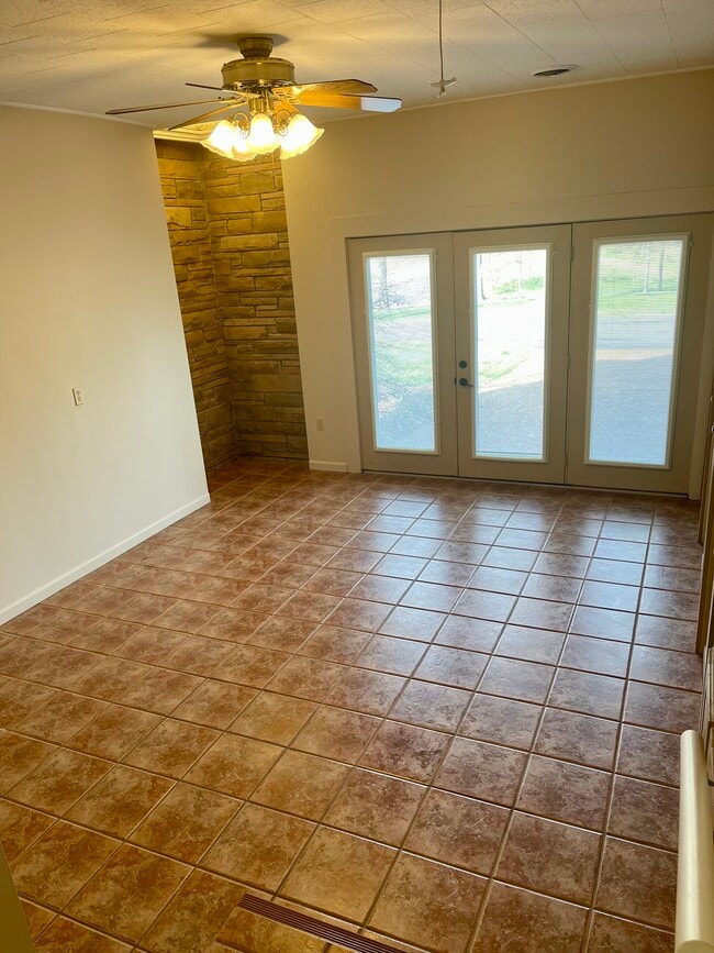 1128 Clayton Dr in Murray, KY - Building Photo - Building Photo