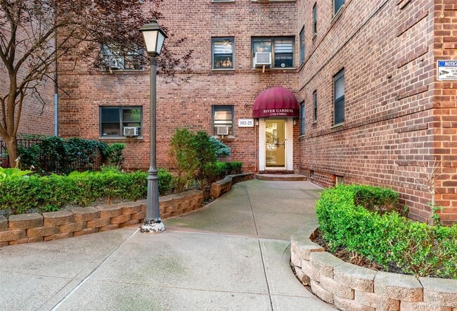 102-25 67th Rd in Queens, NY - Building Photo - Building Photo