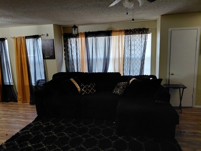 834 Ash Grove Ln in Desoto, TX - Foto de edificio - Building Photo