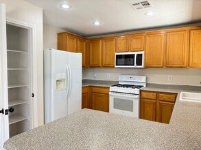 379 Silverado Pines Ave in Las Vegas, NV - Building Photo - Building Photo