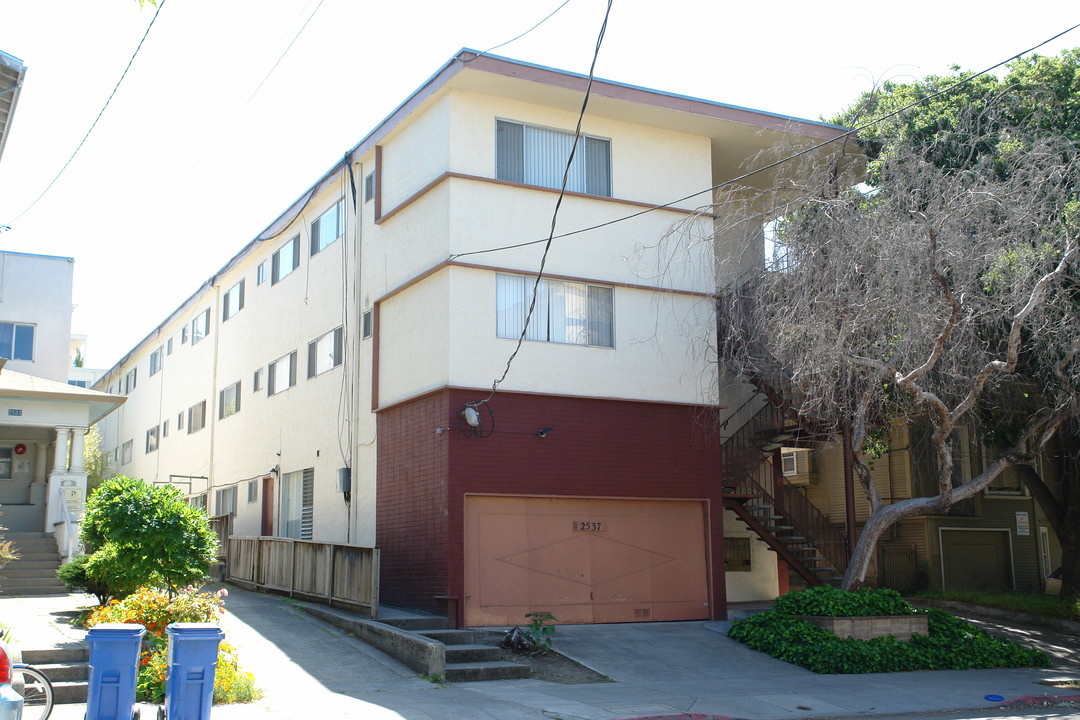 2537 Benvenue Ave in Berkeley, CA - Foto de edificio