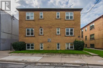 2905 St Clair Ave E in Toronto, ON - Building Photo - Building Photo