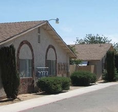 Casa Meadows Apartments in Adelanto, CA - Foto de edificio - Building Photo