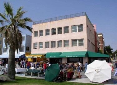 Mixed-Use Venice Boardwalk Building in Venice, CA - Foto de edificio - Building Photo