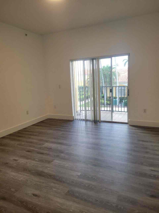 7330 NW 114th Ave in Doral, FL - Building Photo