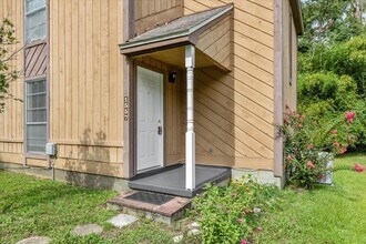 1557 Live Oak Dr in Tallahassee, FL - Building Photo - Building Photo
