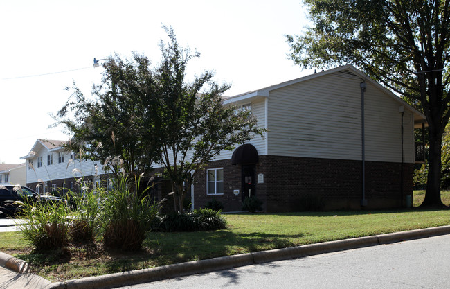 Oak Village Apartments in Graham, NC - Foto de edificio - Building Photo