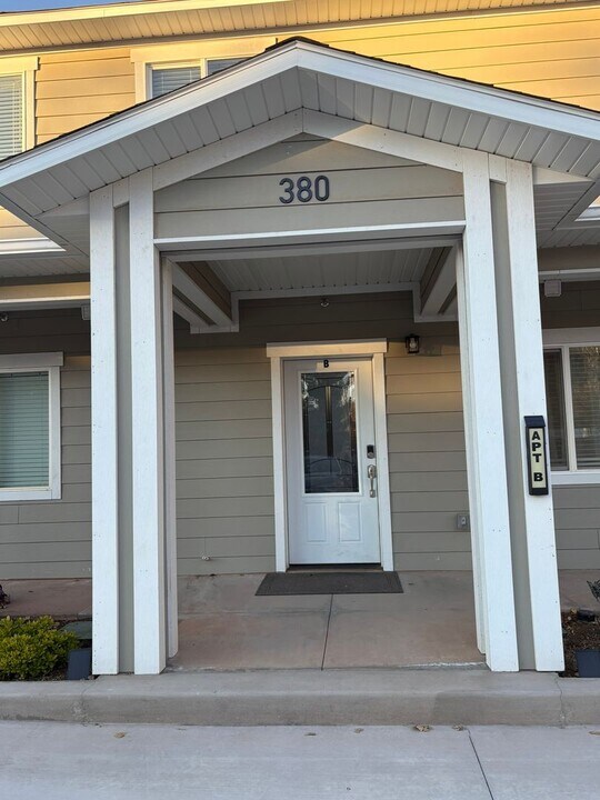 380 Utah Ave in Hildale, UT - Foto de edificio