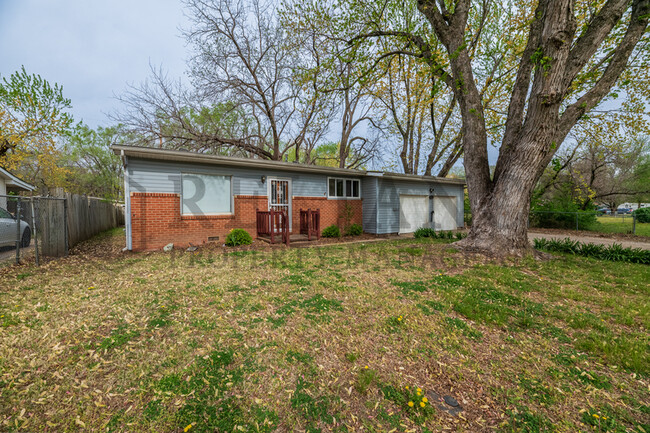 305 S Stewart Dr in Haysville, KS - Building Photo - Building Photo