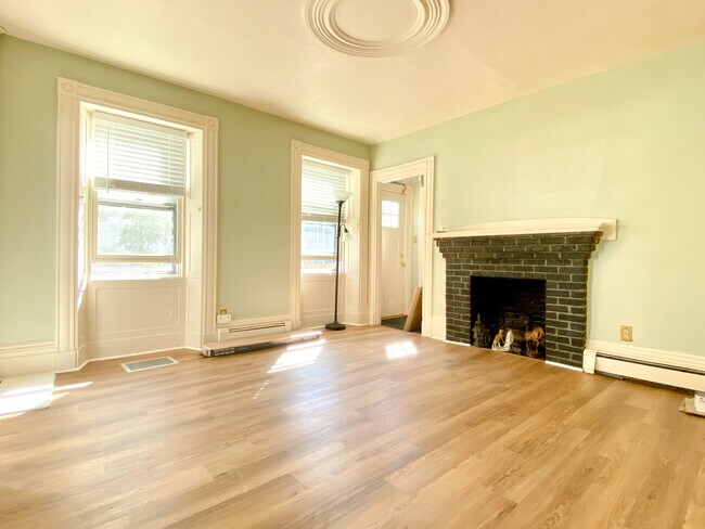 25 Main St, Unit 2 in Framingham, MA - Foto de edificio - Building Photo