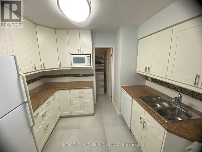 3605-3605 Kariya Dr in Mississauga, ON - Building Photo - Building Photo