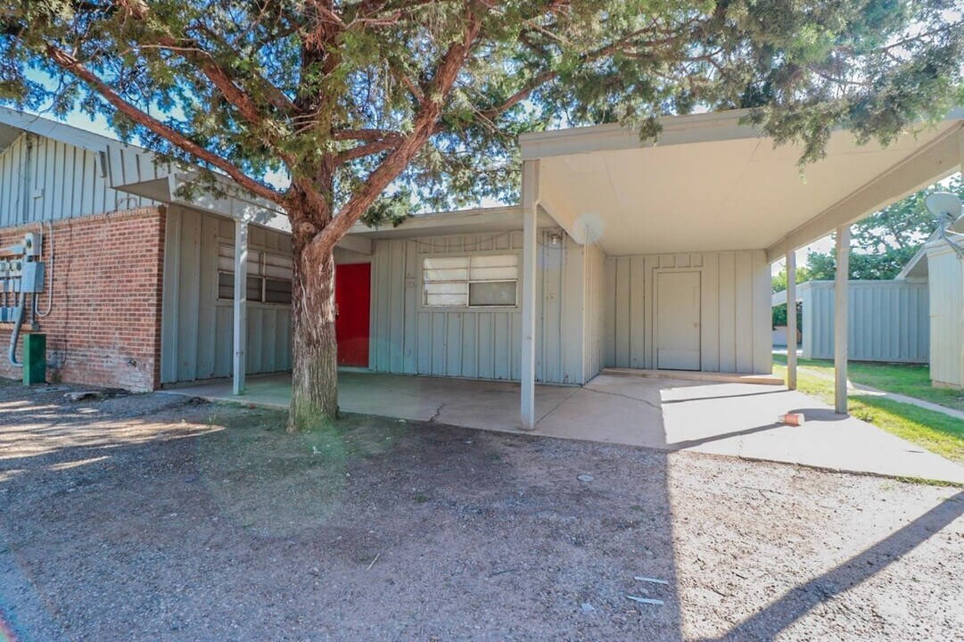 1710 Elkhart Ave in Lubbock, TX - Building Photo