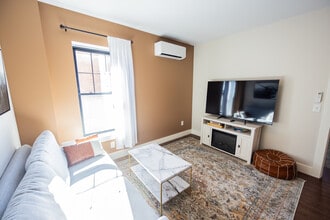 58 South St, Unit 1 in Glens Falls, NY - Foto de edificio - Building Photo