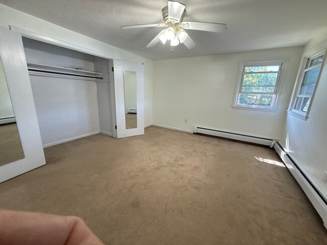 5 Norton Way, Unit Lakefront 1 Bdr. Apt. in Shrewsbury, MA - Foto de edificio - Building Photo