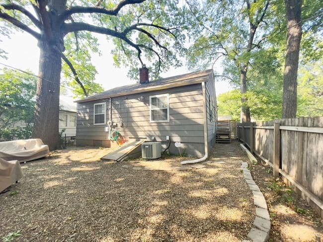 2559 W 46th Ave in Kansas City, KS - Building Photo - Building Photo