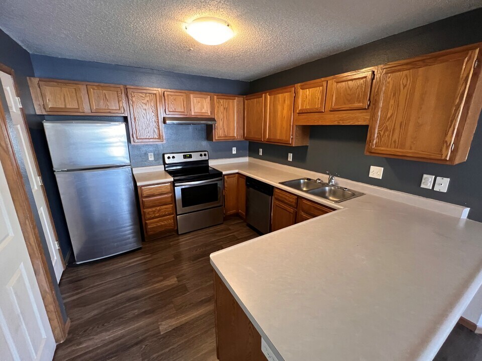 952 Boston Way in Coralville, IA - Building Photo