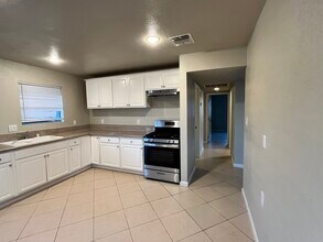 8512 Tamarack Ave in California City, CA - Foto de edificio - Building Photo