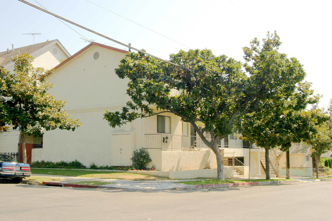 1490 Orizaba Ave in Long Beach, CA - Building Photo