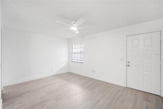 4928 W Gandy Blvd in Tampa, FL - Building Photo - Building Photo