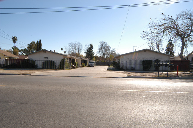 8132-8146 Cypress Ave in Riverside, CA - Foto de edificio - Building Photo