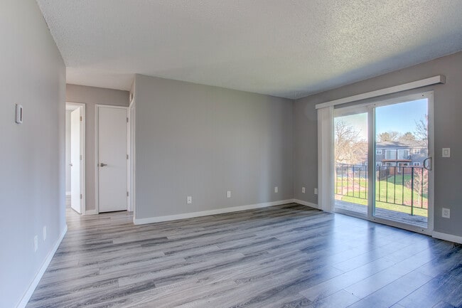 Tigardville Apartments in Tigard, OR - Foto de edificio - Building Photo