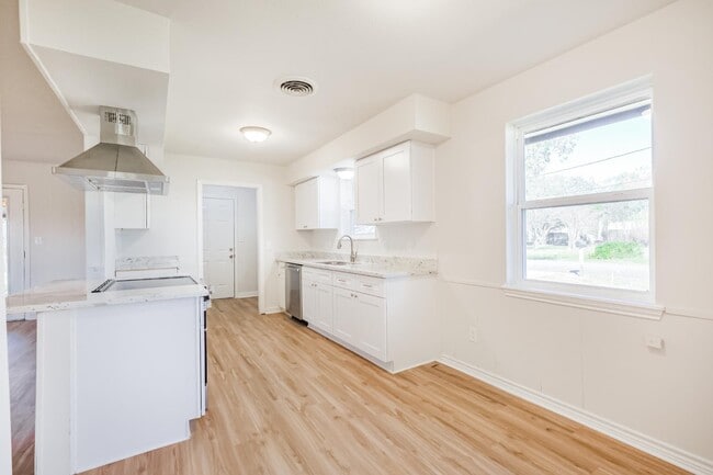 802 Wright St in El Campo, TX - Building Photo - Building Photo