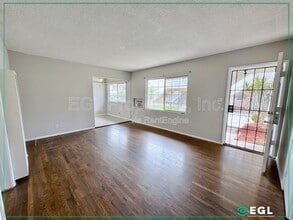 11535 Sylvan St in Los Angeles, CA - Building Photo - Building Photo