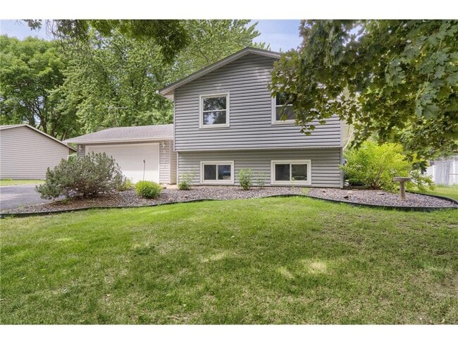 9937 Deerwood Ln N in Maple Grove, MN - Building Photo - Building Photo