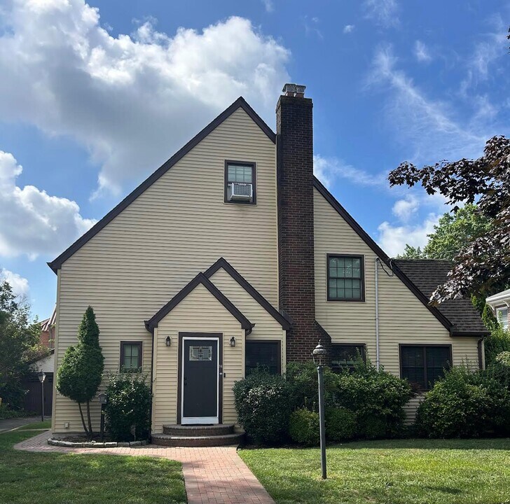 16 Chelsea Pl in Hempstead, NY - Building Photo