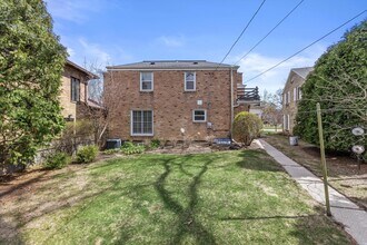 5457 N Berkeley Blvd in Whitefish Bay, WI - Foto de edificio - Building Photo