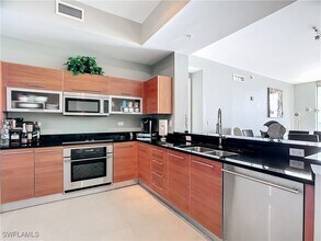 3000 Oasis Grand Blvd in Ft. Myers, FL - Foto de edificio - Building Photo