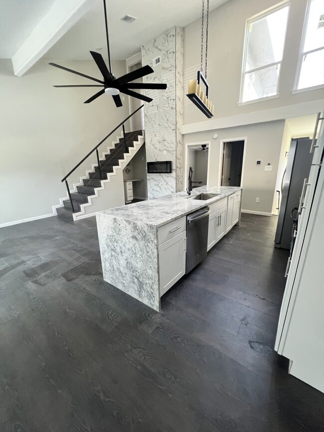 7215 Holly Hill Dr in Dallas, TX - Foto de edificio - Building Photo