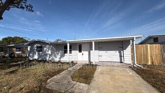 5205 Drift Tide Dr in New Port Richey, FL - Building Photo