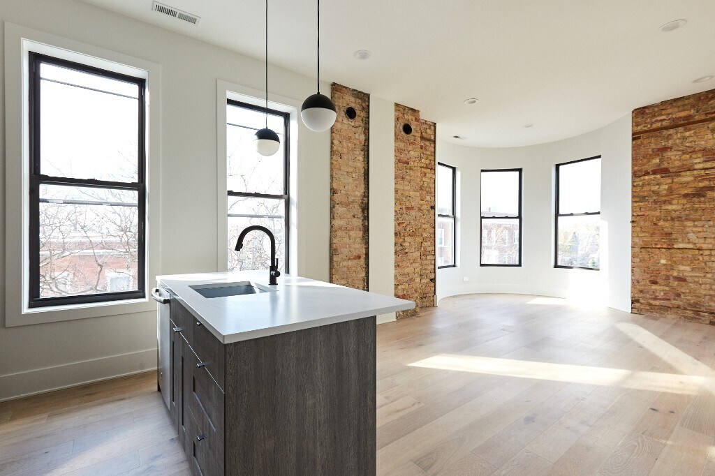 3059 W Diversey Ave, Unit 2f in Chicago, IL - Building Photo